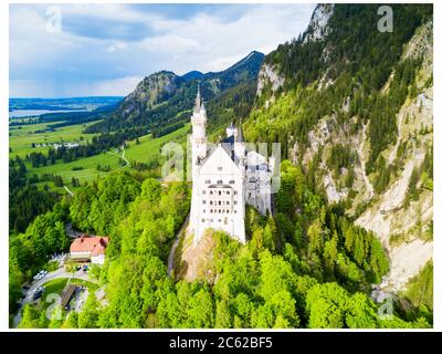 Il castello di Neuschwanstein o Nuovo Castello Swanstone antenna vista panoramica. Il Castello di Neuschwanstein è un revival Romanico Palace a Hohenschwangau village n Foto Stock