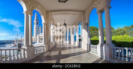 Il Santuario di Fatima in una bella giornata estiva, Portogallo Foto Stock