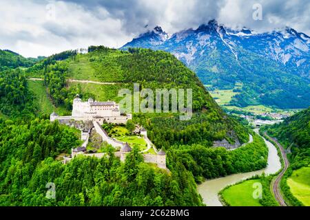 Il castello di Hohenwerfen o Festung antenna Hohenwerfen vista panoramica. Hohenwerfen è una roccia medievale castello affacciato austriaca di Werfen città nel fiume Salzach Foto Stock