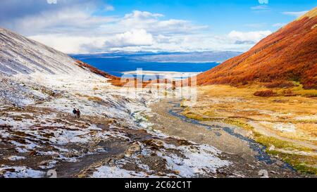 Ushuaia vista aerea dal Ghiacciaio Marziale. Ushuaia è la città principale di Tierra del Fuego in Argentina. Foto Stock