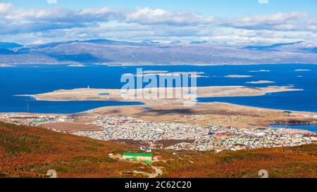 Ushuaia vista aerea dal Ghiacciaio Marziale. Ushuaia è la città principale di Tierra del Fuego in Argentina. Foto Stock