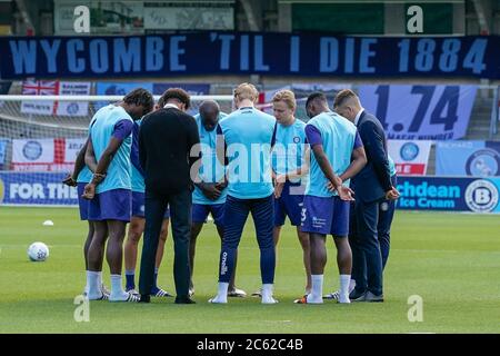 High Wycombe, Regno Unito. 06 luglio 2020. I giocatori di Wycombe Wanderers si preparano per la partita semifinale di 2° tappa della Sky Bet League 1 tra Wycombe Wanderers (4) e Fleetwood Town (1) a porte chiuse, a causa delle linee guida di chiusura di Covid-19 sullo sport ad Adams Park, High Wycombe, Inghilterra, il 6 luglio 2020. Foto di David Horn. Credit: Prime Media Images/Alamy Live News Foto Stock