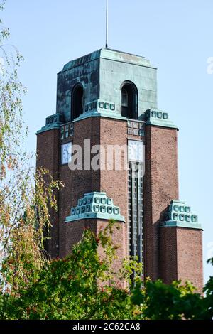 Lahti, Finlandia - 6 agosto 2019: Torre sul Municipio. Orologio sulla torre. Foto Stock