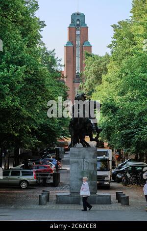 Lahti, Finlandia - 6 agosto 2019: In primo piano la statua di due Hakkapeliitta finlandesi che tornano a cavallo dopo la guerra dei 30 anni. Scultore Pentti P. Foto Stock