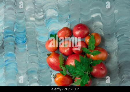 Le varietà di pomodoro hanno il nome Dwarf Firebird Sweet. Pomodoro fresco di manzo rosa maturo. Pomodori a forma di cuore grande Foto Stock