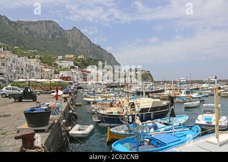 Capri, Italia - 26 giugno 2014: Imbarcazioni da pesca ormeggiate e Barche a Port Marina Grande, Isola di Capri. Foto Stock