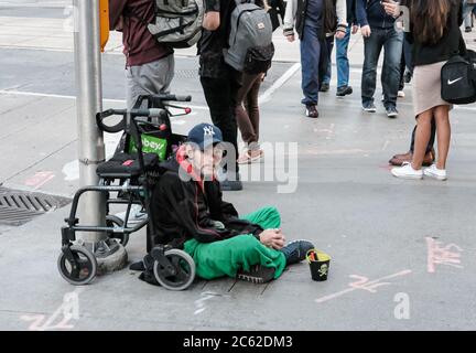 Gli adulti senza tetto che si vedono nelle strade del centro di Montreal, in cerca di beneficenza da parte dei membri del pubblico in una giornata lavorativa intensa in autunno. Foto Stock