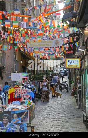 Napoli, Italia - 25 giugno 2014: Quartieri spagnoli quartieri Spagnoli con turisti in via stretta nel quartiere storico di Napoli, Italia. Foto Stock