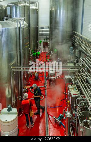 Jörg Geiger Manufaktur per vino di frutta e succhi. 42 serbatoi in acciaio inox - la nuova grande dispensa nella fabbrica II della Jörg Geiger manufactory Foto Stock