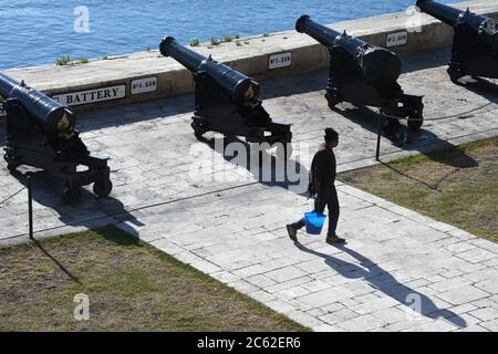 Valletta, Malta. 21 Feb 2020. Il Batter di Salutazione, sotto i Giardini superiori di Barrakka, a la Valletta, Malta, risale al XVI secolo. Si affaccia sul Grand Harbour. 21 febbraio 2020. Credit: Mark Hertzberg/ZUMA Wire/Alamy Live News Foto Stock