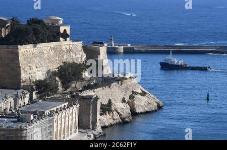 Valletta, Malta. 21 Feb 2020. Il faro di Sant'Elmo è visibile dai Giardini superiori di Barrakka a la Valletta, Malta, 21 febbraio 2020. Credit: Mark Hertzberg/ZUMA Wire/Alamy Live News Foto Stock