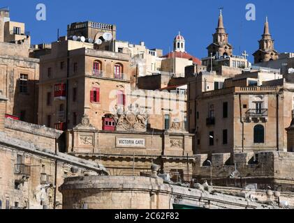 Valletta, Malta. 21 Feb 2020. Victoria Gate, costruita dagli inglesi nel 1885, è l'ingresso principale della capitale della Valletta, Malta, dall'area del Grand Harbour. È l'unica porta fortificata della città. 21 febbraio 2020. Credit: Mark Hertzberg/ZUMA Wire/Alamy Live News Foto Stock