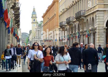 Torino, Piemonte, Italia-04/21/2019-Torino, Piemonte, Italia-04/21/2019-i turisti camminano nella via centrale dello shopping Via Roma. Foto Stock