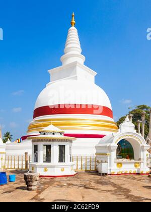 Thuparamaya è un dagoba in Anuradhapura, Sri Lanka. Si tratta di un buddista sacro luogo di venerazione. Foto Stock