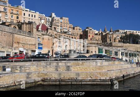 Valletta, Malta. 21 Feb 2020. Victoria Gate, costruita dagli inglesi nel 1885, è l'ingresso principale della capitale della Valletta, Malta, dall'area del Grand Harbour. È l'unica porta fortificata della città. 21 febbraio 2020. Credit: Mark Hertzberg/ZUMA Wire/Alamy Live News Foto Stock