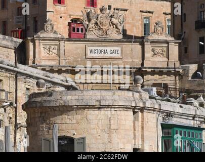 Valletta, Malta. 21 Feb 2020. Victoria Gate, costruita dagli inglesi nel 1885, è l'ingresso principale della capitale della Valletta, Malta, dall'area del Grand Harbour. È l'unica porta fortificata della città. 21 febbraio 2020. Credit: Mark Hertzberg/ZUMA Wire/Alamy Live News Foto Stock