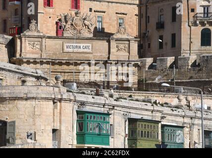 Valletta, Malta. 21 Feb 2020. Victoria Gate, costruita dagli inglesi nel 1885, è l'ingresso principale della capitale della Valletta, Malta, dall'area del Grand Harbour. È l'unica porta fortificata della città. 21 febbraio 2020. Credit: Mark Hertzberg/ZUMA Wire/Alamy Live News Foto Stock