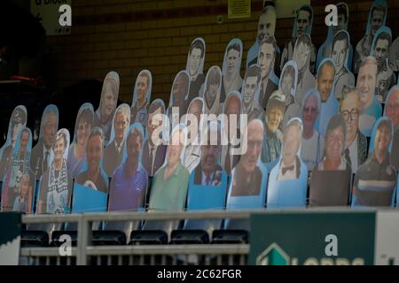 High Wycombe, Regno Unito. 06 luglio 2020. I tagli dei sostenitori di Wycombe Wanderers passato e presente durante la partita semifinale di 2° tappa della Sky Bet League 1 tra Wycombe Wanderers (4) e Fleetwood Town (1) a porte chiuse a causa delle attuali linee guida di chiusura di Covid-19 sullo sport ad Adams Park, High Wycombe, Inghilterra, il 6 luglio 2020. Foto di David Horn. Credit: Prime Media Images/Alamy Live News Foto Stock