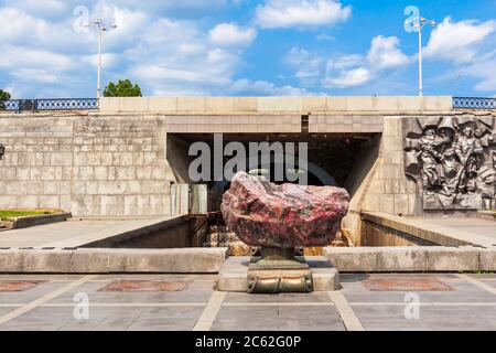 Plotinka weir sul fiume Iset in Ekaterinburg, Russia. Il fiume Iset in Siberia occidentale fluisce dagli Urali attraverso il Sverdlovsk, Kurgan e Tyumen Foto Stock