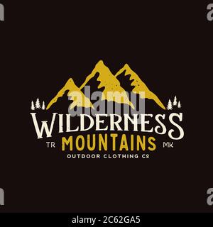 Wilderness Mountains Abbigliamento all'aperto Vintage segno, etichetta o modello con logo. Con texture shabby su sfondo scuro Illustrazione Vettoriale