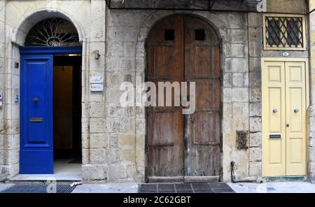 Valletta, Malta. 21 Feb 2020. Porte colorate sono visibili nella capitale della Valletta, Malta, 21 febbraio 2020. Credit: Mark Hertzberg/ZUMA Wire/Alamy Live News Foto Stock