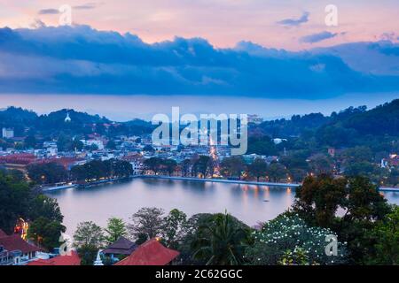 Vista panoramica aerea del lago Kandy e della città di Kandy dal punto panoramico Arthur Seat Kandy City, Sri Lanka Foto Stock