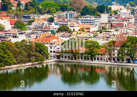 Vista panoramica aerea del lago Kandy e della città di Kandy da Arthurs Seat Kandy City Viewpoint, Sri Lanka Foto Stock