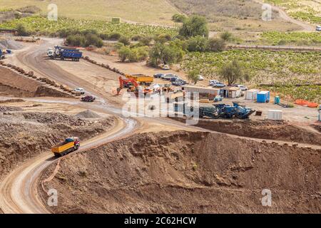 Importanti opere di terra come parte del prolungamento della tangenziale in costruzione per unire la TF1 e la TF5, alla periferia del villaggio di Santiago del te Foto Stock