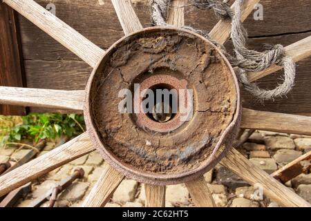 Vista di una vecchia ruota di carro in legno con il mozzo aperto; Foto Stock