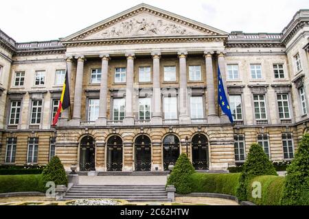 Palazzo della Nazione a Bruxelles, rue de la Loi. Il Palazzo della Nazione è un edificio neoclassico che ospita il Parlamento federale belga, rue d Foto Stock