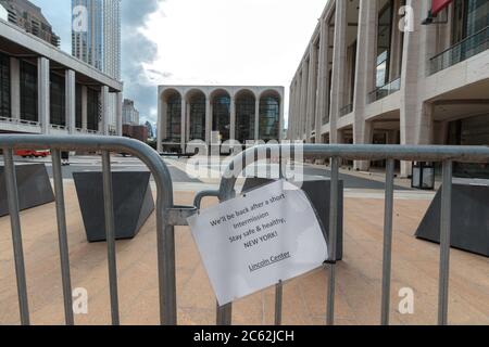 segno sarcastico su una barriera di fronte al teatro dell'opera metropolitana, chiuso a causa del coronavirus o della pandemia del covid-19, che dice che è in intermissione Foto Stock