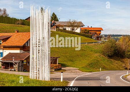 AUTOBUS: FERMATA Bränden, progettata da Sou Fujimoto, Giappone. I rifugi per autobus Krumbach sono stati progettati da architetti di tutto il mondo, che attirano l'attenzione sul servizio di mobilità quotidiano. Bregenzerwald Austria Foto Stock