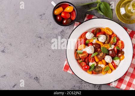 Insalata caprese tradizionale fatta di pomodori freschi a fette, mozzarella e basilico, vista dall'alto Foto Stock