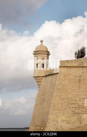 Guarda la torre sulla parete del Grand Harbour, Vedette a malta Foto Stock