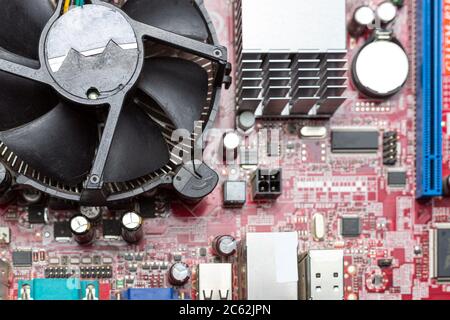 Vista ravvicinata della scheda madre del computer con radiatore PCU. Vista dall'alto, sfondo Foto Stock