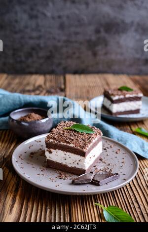 Torta rinfrescante di Stracciatella cosparsa di trucioli di cioccolato serviti su un piatto di ceramica Foto Stock