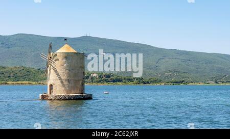 L'antico mulino spagnolo nella laguna di Orbetello, Grosseto, in una giornata di sole Foto Stock