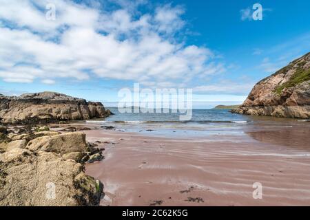 GRUINARD BAY E BEACH ROSS E CROMARTY WEST COAST SCOZIA INIZIO ESTATE PICCOLA COVE CON MARE E ROCCE A BASSA MAREA Foto Stock