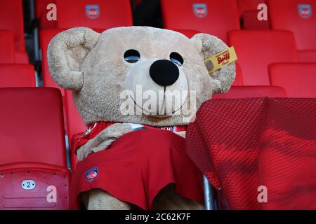 Heidenheim, Germania. 06 luglio 2020. Calcio: Bundesliga, retrocessione, partita di ritorno, 1 ° FC Heidenheim - Werder Bremen nella Voith-Arena. Un orsacchiotto nella maglia fan di Heidenheim si trova sul supporto vuoto. NOTA IMPORTANTE: In conformità alle normative del DFL Deutsche Fußball Liga o del DFB Deutscher Fußball-Bund, è vietato utilizzare o utilizzare nello stadio e/o scattare fotografie del gioco sotto forma di sequenze di immagini e/o serie di foto simili a video. Credit: Tom Weller/dpa/Alamy Live News Foto Stock