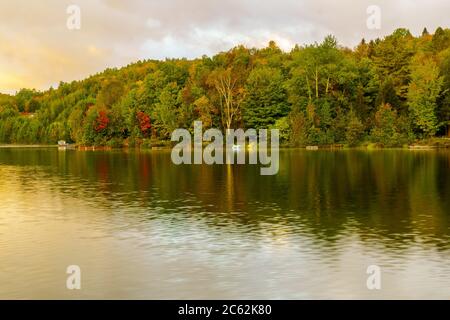 Sunrise vista del Lac Rond lago, in Sainte-Adele, Laurentian Mountains, Quebec, Canada Foto Stock