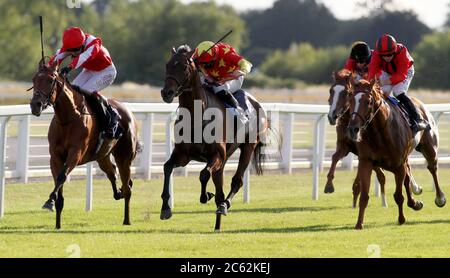 Berkshire Savvy e Jockey Oisin Murphy (a sinistra) vincono il Potwell Racing Syndicate Handicap Stakes all'ippodromo di Windsor. Foto Stock