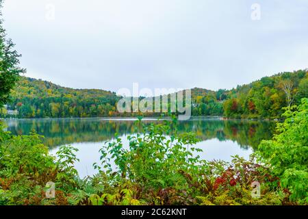 Vista del Lac Rond lago, in Sainte-Adele, Laurentian Mountains, Quebec, Canada Foto Stock