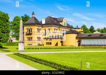 Hellbrunn Palace o Schloss Hellbrunn a Salisburgo, Austria. Hellbrunn Palace è una villa barocca di dimensioni sontuose nel quartiere meridionale del Foto Stock