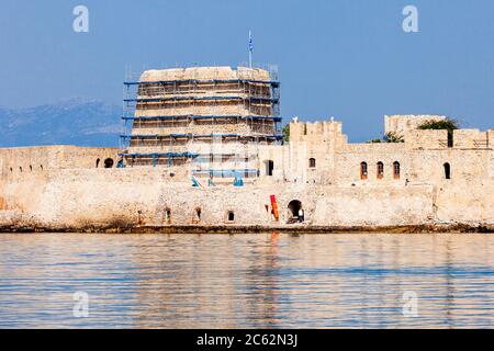 Bourtzi è un castello d'acqua situato nel centro di Nafplio porto. Nafplio è una città portuale nella penisola del Peloponneso, in Grecia. Foto Stock