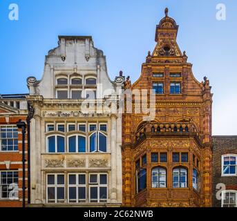 Londra, UK, marzo 2019, vista della parte superiore del 45 & 47 Maddox St edificio a Mayfair Foto Stock