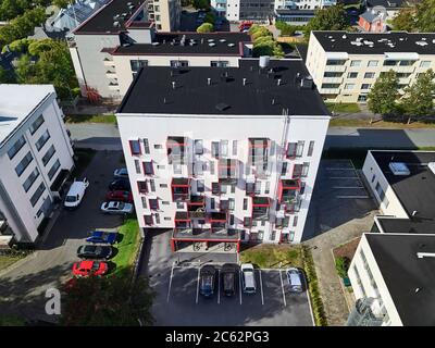 Vista aerea del nuovissimo edificio di appartamenti. Moderno edificio di appartamenti bianco con balconi rossi. Foto Stock