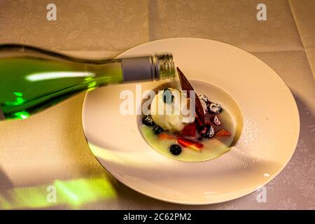 Piatto gourmet in Hotel Schiff a Hittisau, Austria. Gelato allo yogurt fatto in casa infuso con Alpcider, un sidro di mele austriaco con erbe alpine e limone Foto Stock