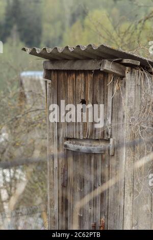 Vecchio bagno rustico in legno in villaggio Foto Stock