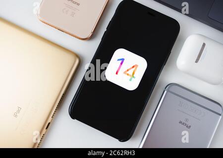 IPhone con il logo iOS 14 sullo schermo. Foto Stock