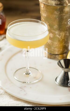 Boozy Bees inginocchiano cocktail di gin con limone Foto Stock